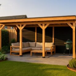 Overkapping met zwart zweeds rabat achterwand